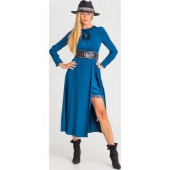 SUKIENKA TWINSET. Niebieskie sukienki damskie Twinset, na co dzień, w koronkowe wzory, z materiału, z okrągłym kołnierzem, bez rękawów, midi, proste. Za 734,50 zł.