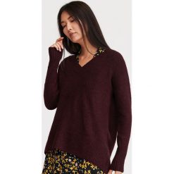 Sweter z dekoltem w serek - Fioletowy. Fioletowe swetry damskie Reserved, s, bez wzorów, bez rękawów, bez kaptura. Za 99,99 zł.