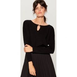Sweter z biżuteryjnym detalem - Czarny. Czarne bez kategorii Mohito, s. Za 69,99 zł.