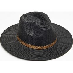 Kapelusz - Czarny. Czarne kapelusze damskie marki Cropp, bez wzorów. Za 39,99 zł.
