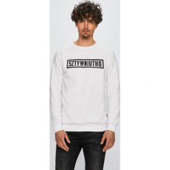 HBO Sztywniutko - Bluza. Białe bluzy męskie HBO Sztywniutko, s, z nadrukiem, z bawełny, z okrągłym kołnierzem, bez rękawów, bez kaptura. Za 199,90 zł.
