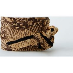 Chustka w wężowy deseń. Szaliki damskie Pull&Bear, bez wzorów. Za 39,90 zł.