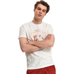T-shirt z nadrukiem. Białe t-shirty męskie Top Secret, na lato, m, z nadrukiem, z bawełny, klasyczne, z okrągłym kołnierzem. W wyprzedaży za 39,99 zł.