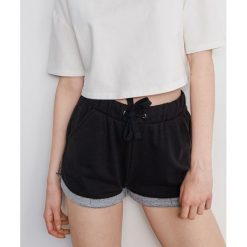 Szorty dresowe - Czarny. Czarne szorty damskie Reserved, s, bez wzorów, z dresówki. Za 49,99 zł.