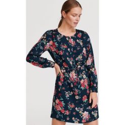 Sukienka w kwiaty - Khaki. Brązowe sukienki damskie Reserved, w kwiaty, bez kołnierzyka, bez rękawów. Za 139,99 zł.
