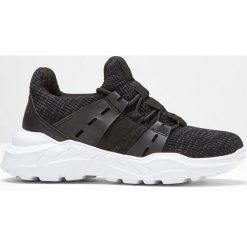 Sneakersy na podeszwie platformie bonprix czarny. Czarne buty sportowe damskie bonprix, z tworzywa sztucznego. Za 54,99 zł.