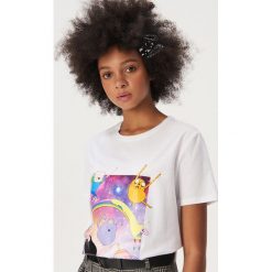 Koszulka z ilustracją Pora na Przygodę - Biały. Białe t-shirty damskie Sinsay, xl, bez wzorów, bez kołnierzyka. Za 24,99 zł.