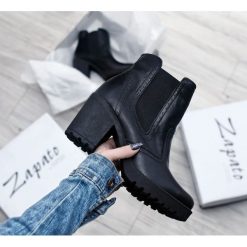Ocieplane sztyblety na grubym obcasie - skóra naturalna - model 464 - kolor czarny. Czarne botki damskie Zapato, ze skóry, bez obcasa, bez zapięcia. W wyprzedaży za 159,60 zł.