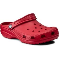 Klapki CROCS - Classic 10001 Pepper. Czerwone klapki damskie Crocs, bez wzorów, z tworzywa sztucznego, bez obcasa. Za 179,00 zł.