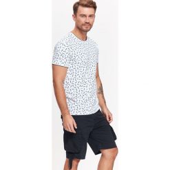 T-SHIRT MĘSKI Z NADRUKOWANYM WZOREM. Białe t-shirty męskie Top Secret, na zimę, xl, z napisami, z dzianiny, bez kołnierzyka. W wyprzedaży za 19,99 zł.
