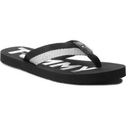 Japonki TOMMY HILFIGER - Glitter Strap Beach Sandal FW0FW02957 Black 990. Czarne klapki damskie TOMMY HILFIGER, bez wzorów, ze skóry, bez obcasa. W wyprzedaży za 89,00 zł.
