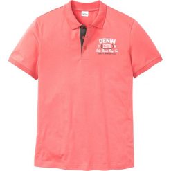 Shirt polo z nadrukiem Regular Fit bonprix koralowy. Różowe koszulki męskie bonprix, s, z nadrukiem, bez rękawów. Za 44,99 zł.