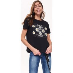 BAWEŁNIANY T-SHIRT Z APLIKACJĄ. T-shirty damskie Top Secret. W wyprzedaży za 19,99 zł.