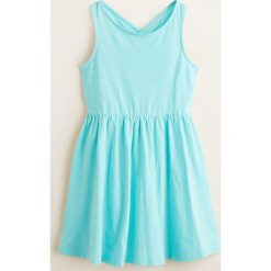 Mango Kids - Sukienka dziecięca Malena 110-164 cm. Niebieskie sukienki dziewczęce Mango Kids, bez wzorów, z bawełny, casualowe, bez rękawów, rozkloszowane. W wyprzedaży za 29,90 zł.