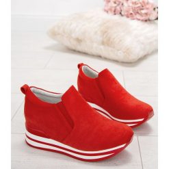 Botki damskie Bestelle HQ986 Czerwone. Czerwone botki damskie Bestelle, z tworzywa sztucznego, sportowe, bez obcasa, na koturnie, bez zapięcia. Za 119,00 zł.