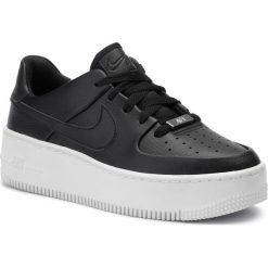 Buty NIKE - Af1 Sage Low AR5339 002 Black/Black/White. Czarne koturny damskie Nike, bez obcasa, na koturnie, bez zapięcia. W wyprzedaży za 399,00 zł.