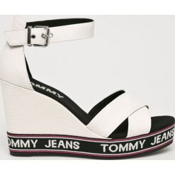 Tommy Jeans - Koturny. Białe koturny damskie Tommy Jeans, bez wzorów, z jeansu, bez obcasa, na obcasie. W wyprzedaży za 319,90 zł.