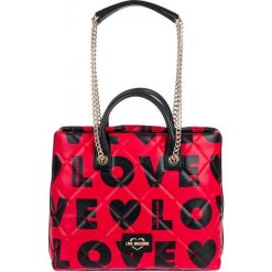 Love Moschino torebka JC4294-PP08-KJ1-50A czerwona. Czerwone torebki klasyczne damskie Love Moschino, z napisami, eleganckie, bez dodatków. W wyprzedaży za 719,00 zł.
