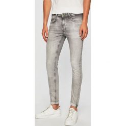 Pepe Jeans - Jeansy. Szare jeansy męskie Pepe Jeans, bez wzorów, z obniżonym stanem. W wyprzedaży za 299,90 zł.