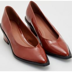 Czółenka na średnim obcasie - Brązowy. Pomarańczowe buty ślubne damskie marki Reserved, na średnim obcasie. Za 159,99 zł.