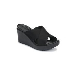 Sandały Crocs LEIGH II XSTRAP WEDGE. Czarne klapki damskie Crocs, bez wzorów, bez obcasa, bez zapięcia. W wyprzedaży za 202,30 zł.