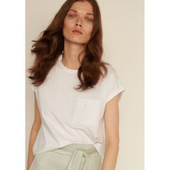 T-shirt z kieszenią - Biały. Białe t-shirty damskie Reserved, s, bez wzorów, bez kołnierzyka. W wyprzedaży za 25,99 zł.