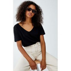 Koszulka basic z dekoltem w serek. Białe koszulki damskie marki Pull&Bear, bez wzorów, z dekoltem w serek. Za 24,90 zł.