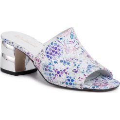 Klapki R.POLAŃSKI - 0940 Multicolor Kwiaty. Szare klapki damskie R.Polański, w kwiaty, ze skóry, bez obcasa, na obcasie. Za 269,00 zł.