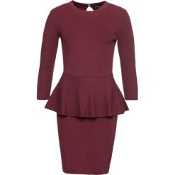 Sukienka dzianinowa z baskinką bonprix ciemny jeżynowy. Fioletowe sukienki damskie bonprix, bez wzorów, z dzianiny, eleganckie, z okrągłym kołnierzem, z długim rękawem, długie, baskinki. Za 89,99 zł.