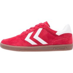 Hummel VICTORY Tenisówki i Trampki ribbon red. Czerwone tenisówki damskie Hummel, ze skóry ekologicznej. W wyprzedaży za 191,40 zł.