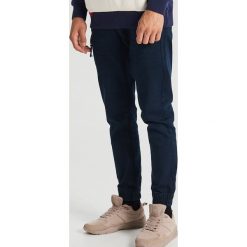 Elastyczne spodnie slim jogger z kieszeniami - Granatowy. Niebieskie spodnie męskie Cropp, m, bez wzorów. Za 129,99 zł.