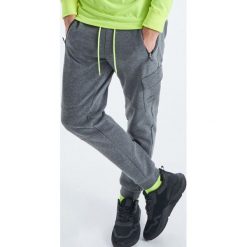 Koszulka w kolorze limonki kolekcja Futuristic Youth - Zielony. Zielone koszulki męskie Cropp, s, bez wzorów, bez kołnierzyka, bez rękawów. W wyprzedaży za 39,99 zł.