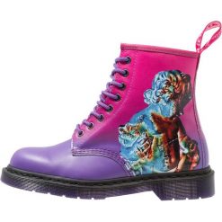 Dr. Martens 1460 TECHNIQUE Botki sznurowane pink/purple statue. Fioletowe botki damskie skórzane Dr. Martens, na sznurówki. Za 799,00 zł.