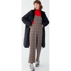 Pikowany płaszcz z podszewką ze sztucznego futerka. Czarne płaszcze damskie marki Pull&Bear, bez wzorów. Za 299,00 zł.