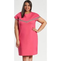 Amarantowa sukienka Jula z lampasami duże rozmiary OVERSIZE PLUS SIZE WIOSNA. Różowe sukienki damskie Moda Size Plus Iwanek, na co dzień, na wiosnę, s, bez wzorów, z elastanu, klasyczne, z klasycznym kołnierzykiem, plus size, z krótkim rękawem, krótkie, mini, proste. Za 129,90 zł.