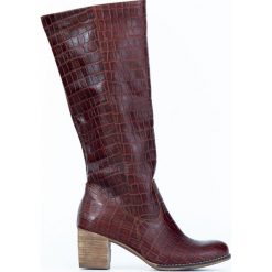 Klasyczne kozaki z tłoczeniem - skóra naturalna - model 154 - kolor brązowo czarny krokodyl. Pomarańczowe kozaki damskie Zapato, do pracy, na lato, ze skóry, klasyczne, na wysokim obcasie, na obcasie, bez zapięcia. W wyprzedaży za 374,25 zł.
