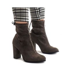 Zielone zamszowe botki na słupku C-7179. Zielone botki damskie ButyModne, na jesień, z jeansu, eleganckie, bez obcasa, na obcasie, na zamek. Za 79,00 zł.
