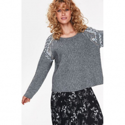MIŁY W DOTYKU SWETER DAMSKI Z KORALIKAMI. Szare swetry klasyczne damskie marki Top Secret, na jesień. Za 199,99 zł.