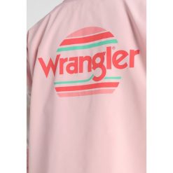 Kurtki damskie: Wrangler RETRO WINDBREAKER Kurtka wiosenna rose shadow