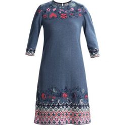 Ivko DRESS INTARSIA PATTERN Sukienka dzianinowa stoneblue. Niebieskie sukienki dzianinowe marki Ivko. W wyprzedaży za 376,35 zł.
