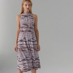 Midi sukienka z dekoltem halter - Brązowy. Pomarańczowe sukienki damskie Mohito, s, bez wzorów, bez kołnierzyka, bez rękawów, midi. Za 139,99 zł.