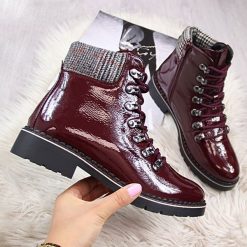 Botki damskie lakierowane bordowe eVento - bordowy. Czerwone botki damskie eVento, z lakierowanej skóry, bez obcasa, bez zapięcia. Za 129,99 zł.