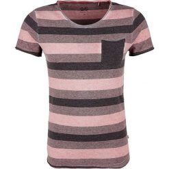 Q/S designed by T-shirt męski 40.803.32.8311.41G1 Blush fine stripe (rozmiar M). Różowe koszulki męskie Q/S designed by, s, w paski, bez kołnierzyka. W wyprzedaży za 73,00 zł.