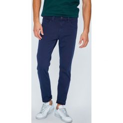 Tom Tailor Denim - Spodnie Aedan. Niebieskie chinosy męskie marki TOM TAILOR DENIM, z elastanu. W wyprzedaży za 119,90 zł.