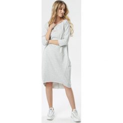 Jasnoszara Sukienka Iaomine. Szare sukienki damskie Born2be, s, bez wzorów, z jeansu, z okrągłym kołnierzem, bez rękawów, midi, oversize. Za 79,99 zł.