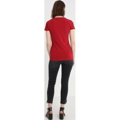 Liu Jo Jeans MODA GANNA Tshirt z nadrukiem red. Czerwone koszulki damskie marki Liu Jo Jeans, xs, z nadrukiem, z elastanu, bez kołnierzyka. Za 369,00 zł.