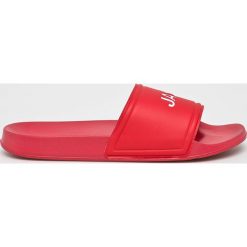 Jack & Jones - Klapki. Czerwone kapcie męskie Jack & Jones, bez wzorów, z gumy. W wyprzedaży za 69,90 zł.