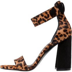 KENDALL + KYLIE JEWEL Sandały na obcasie tan multicolor/black. Brązowe sandały damskie marki KENDALL + KYLIE, z materiału, na obcasie. Za 739,00 zł.