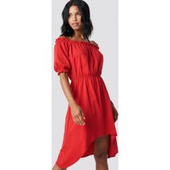 Trendyol Asymetryczna sukienka - Red. Czerwone sukienki asymetryczne Trendyol, z asymetrycznym kołnierzem, z krótkim rękawem, midi. Za 100,95 zł.