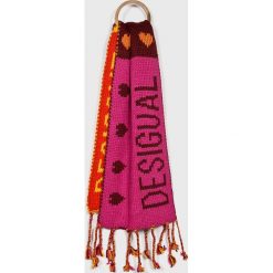 Desigual - Szalik. Różowe szaliki damskie Desigual, bez wzorów, z dzianiny. W wyprzedaży za 129,90 zł.
